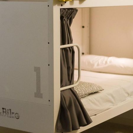 Bed & Bike Barcelona Hostel Exterior photo