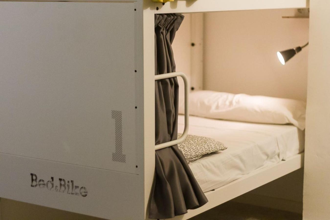 Bed & Bike Barcelona Hostel Exterior photo
