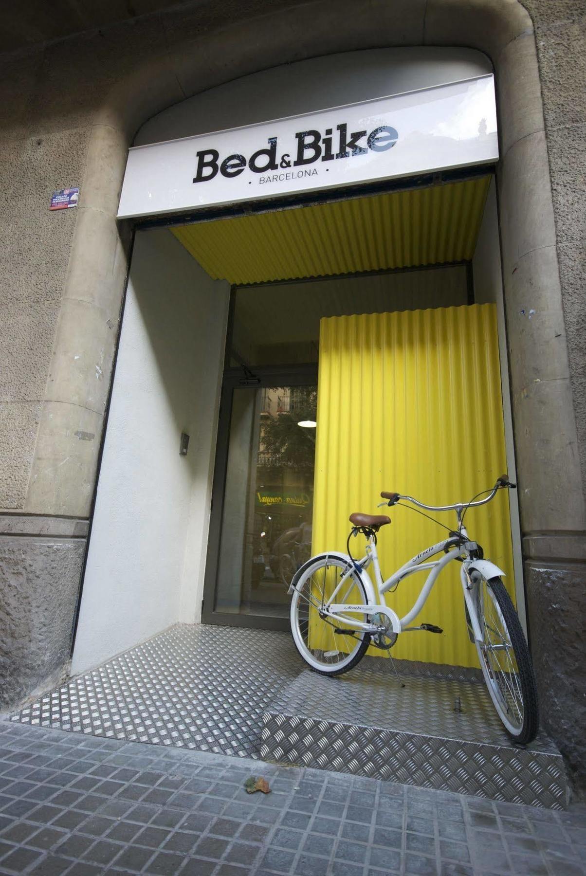 Bed & Bike Barcelona Hostel Exterior photo