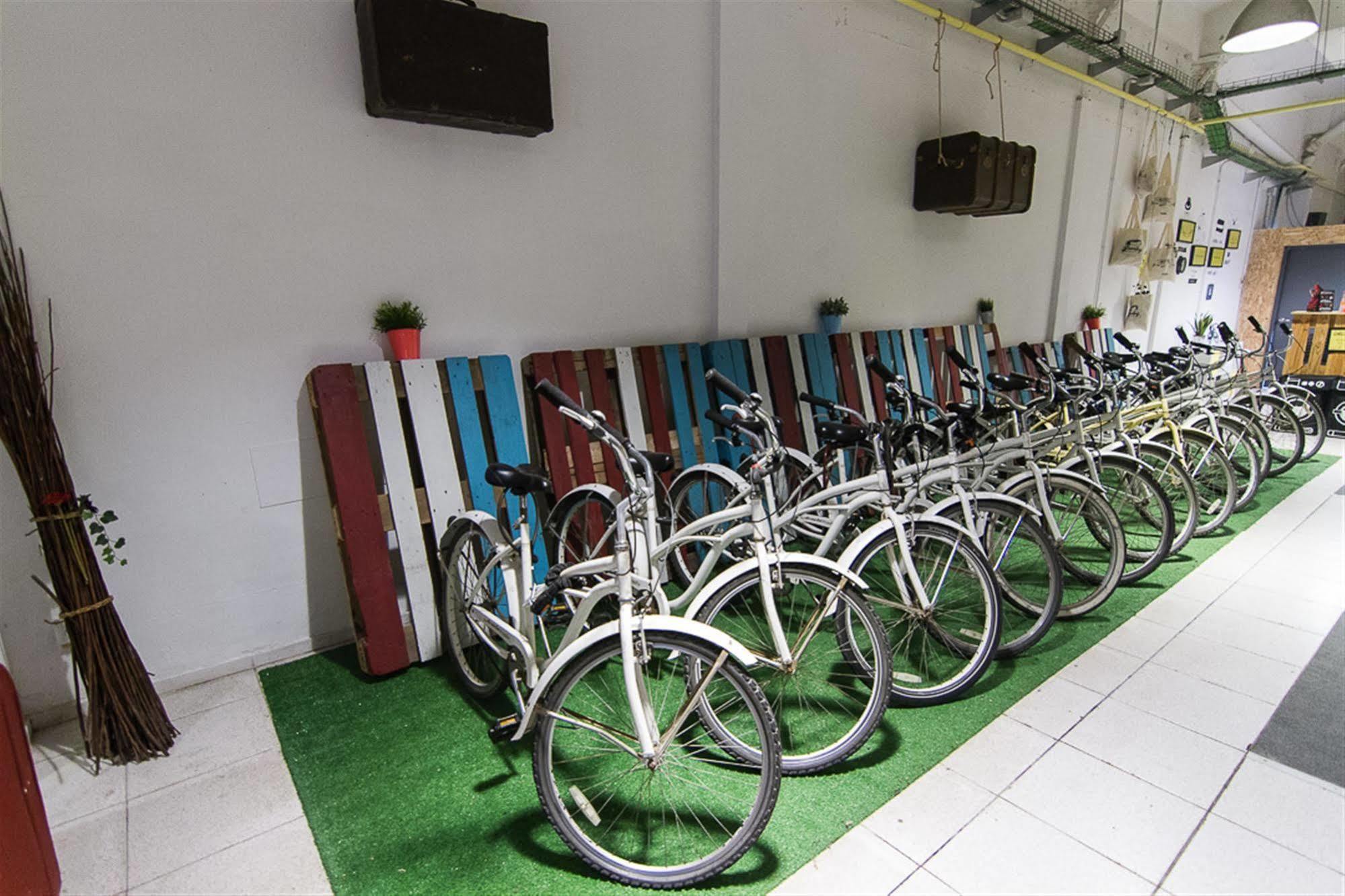 Bed & Bike Barcelona Hostel Exterior photo