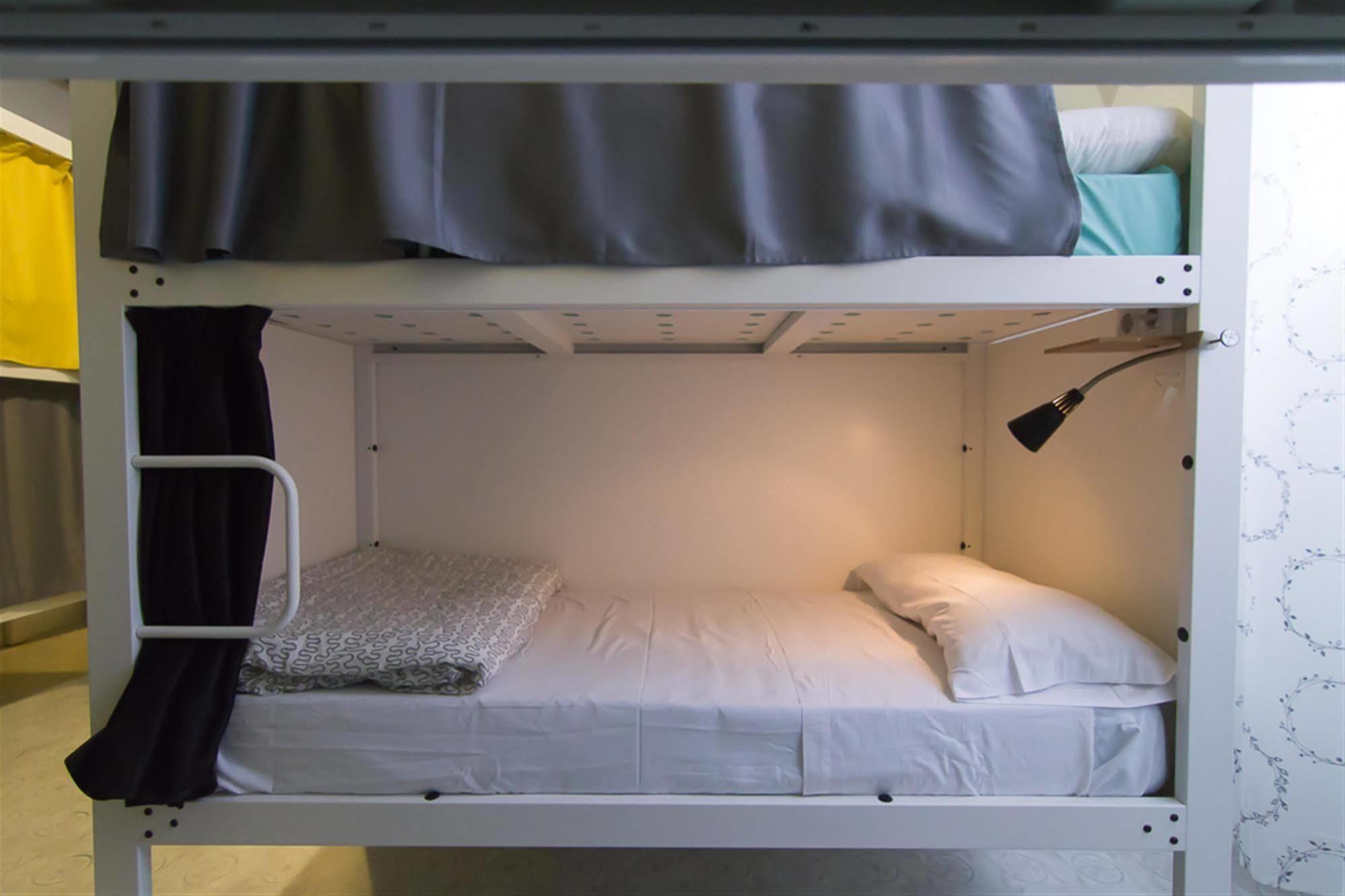 Bed & Bike Barcelona Hostel Exterior photo