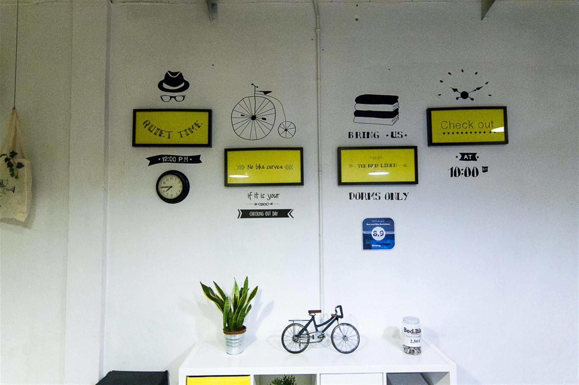 Bed & Bike Barcelona Hostel Exterior photo