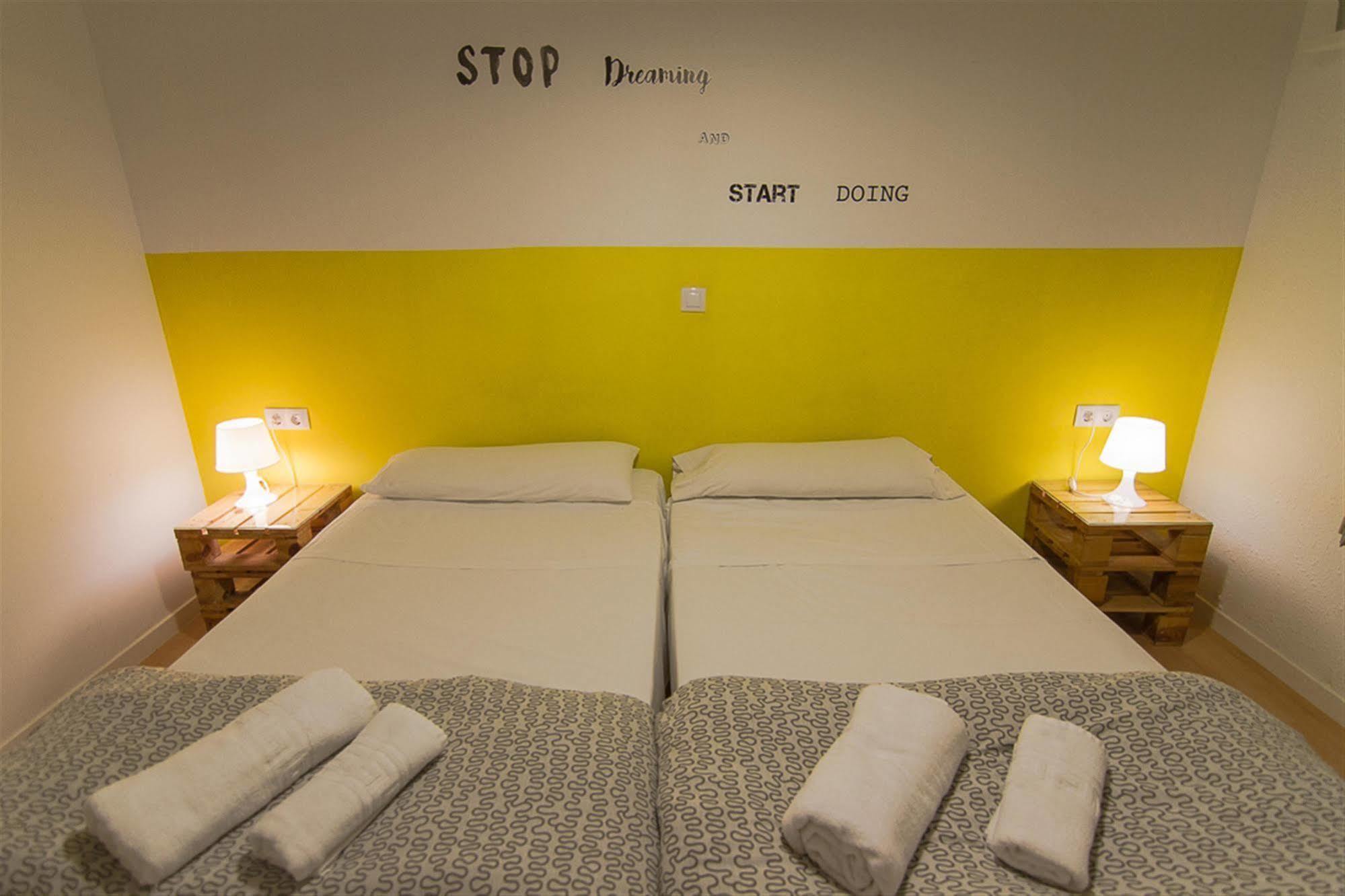 Bed & Bike Barcelona Hostel Exterior photo