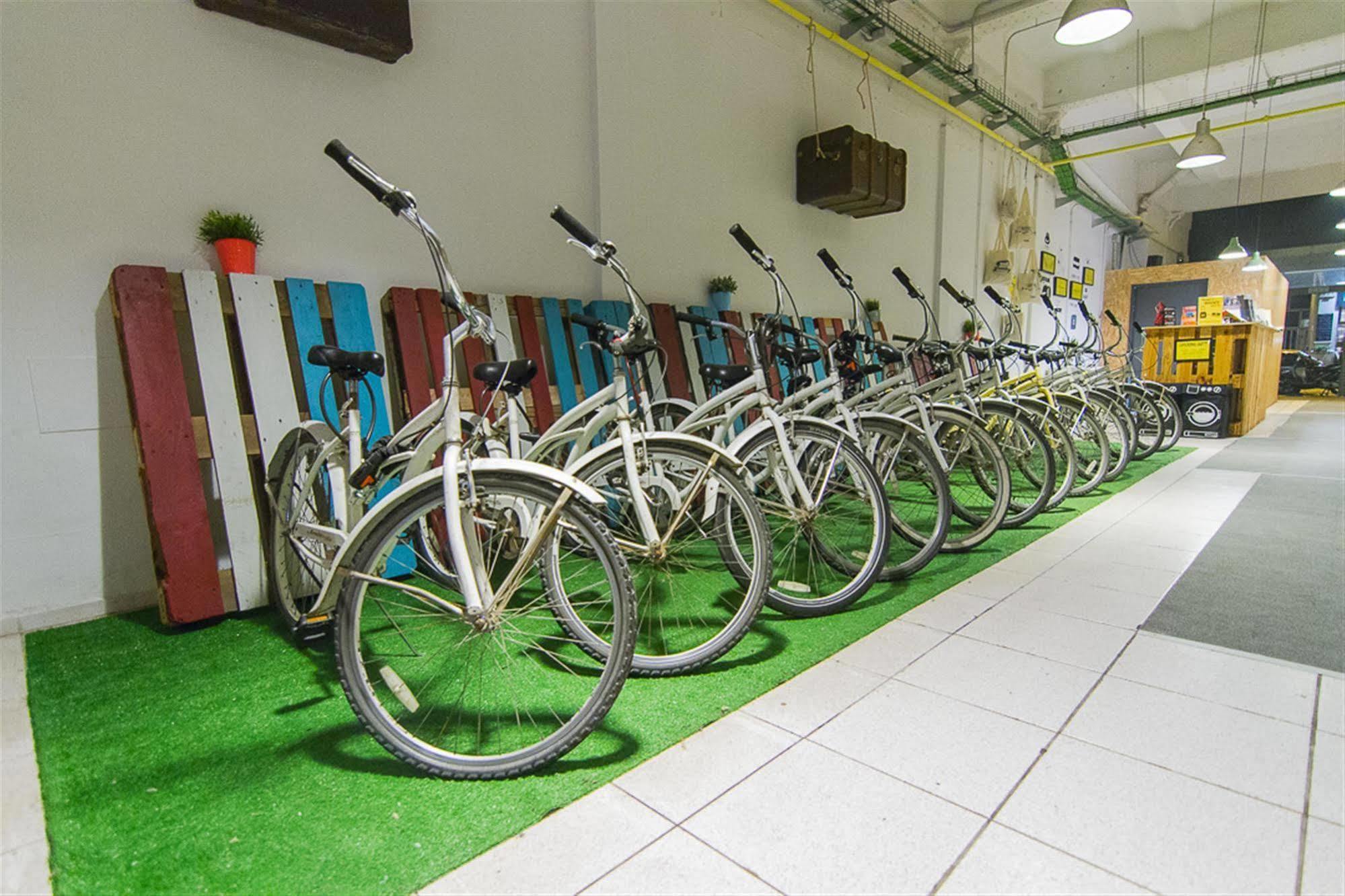Bed & Bike Barcelona Hostel Exterior photo