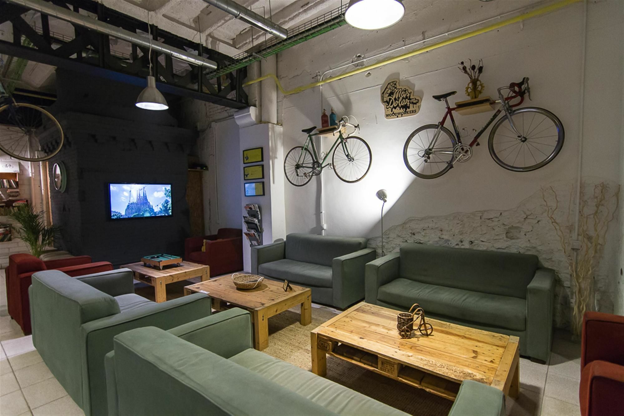 Bed & Bike Barcelona Hostel Exterior photo
