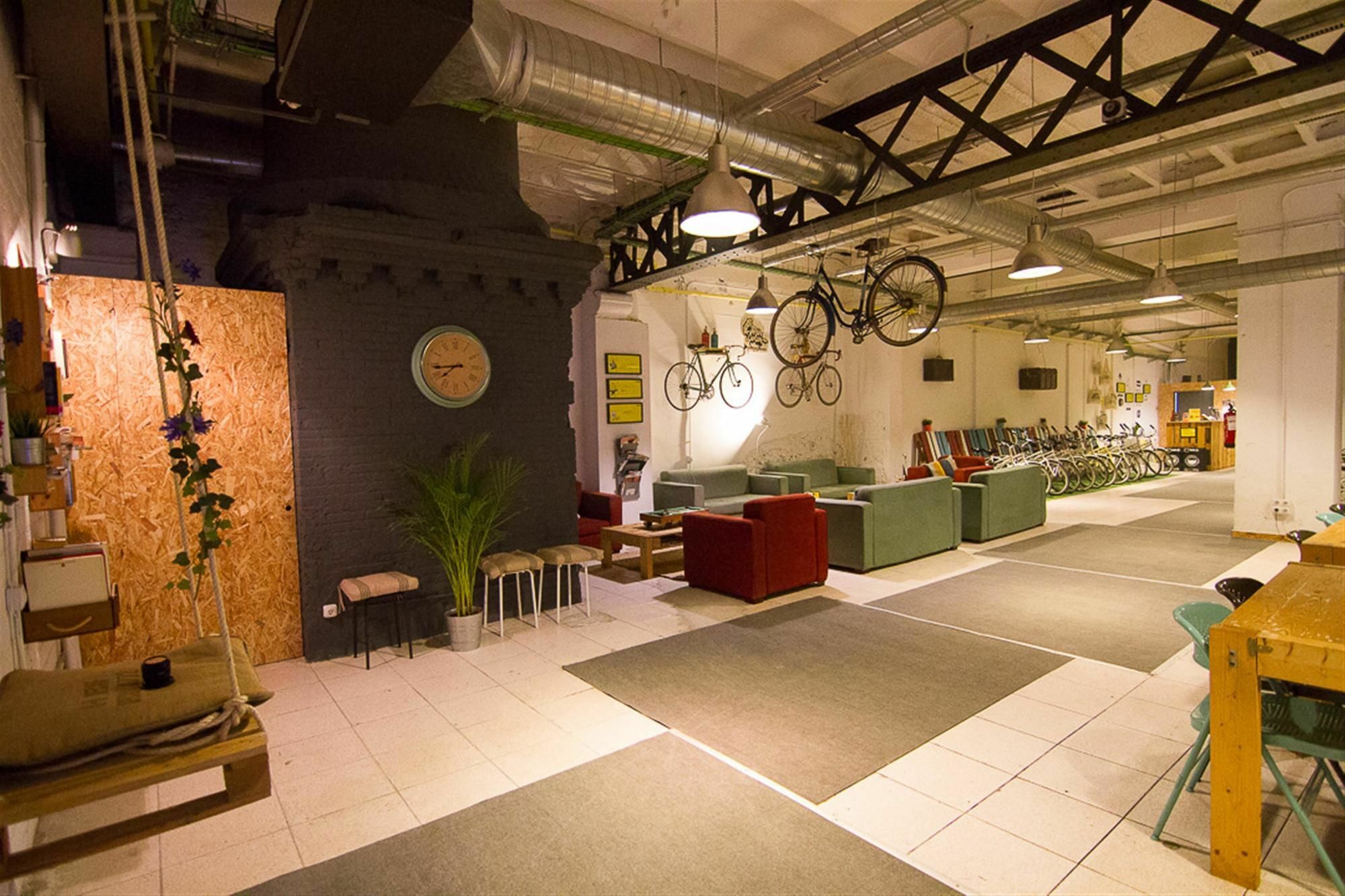 Bed & Bike Barcelona Hostel Exterior photo