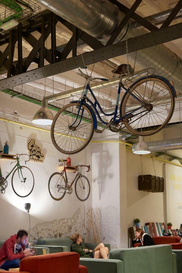 Bed & Bike Barcelona Hostel Exterior photo